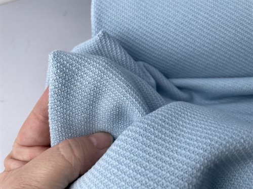 Sweat agtig - diagonal strikket og lækker i blid sart lyseblå